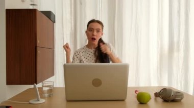 Masada oturan kulaklıklı kadın.