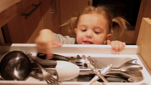 Curiosa niña divirtiéndose en la cocina — Vídeos de Stock