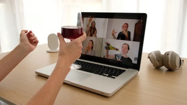 Mujer hablando en el chat de vídeo con amigos — Vídeos de Stock