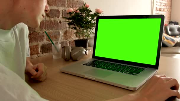 Crop vrouw met behulp van laptop thuis — Stockvideo