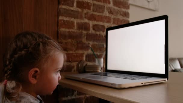 Petite fille regardant dessin animé sur ordinateur portable — Video