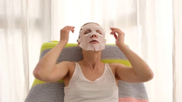 Γυναίκα κάνει καλλυντική κορεάτικη μάσκα — Αρχείο Βίντεο