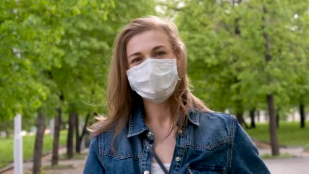 Жінка знімає медичну маску і радіє — стокове відео