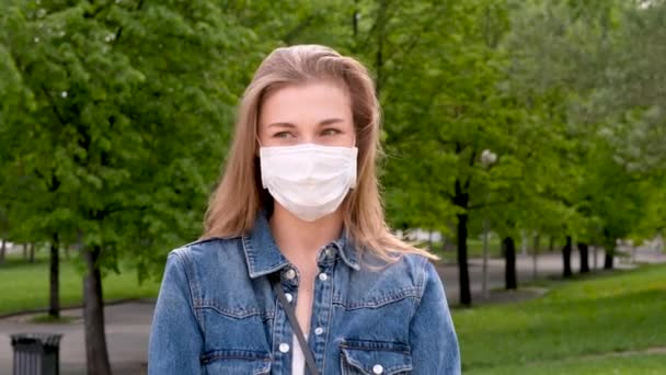 La mujer se quita la máscara médica y se alegra — Vídeo de stock