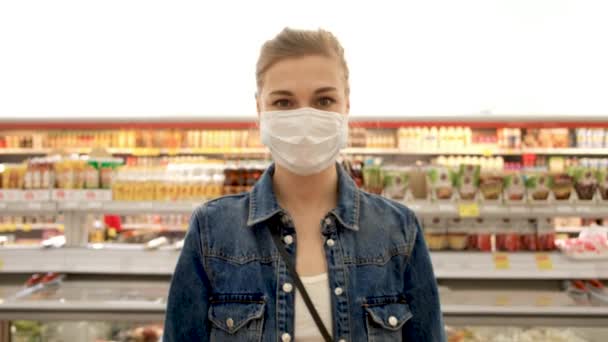 상점에서 보호용 마스크를 쓴 여자 — 비디오