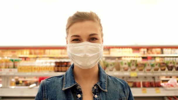 Kobieta w masce ochronnej w sklepie — Wideo stockowe