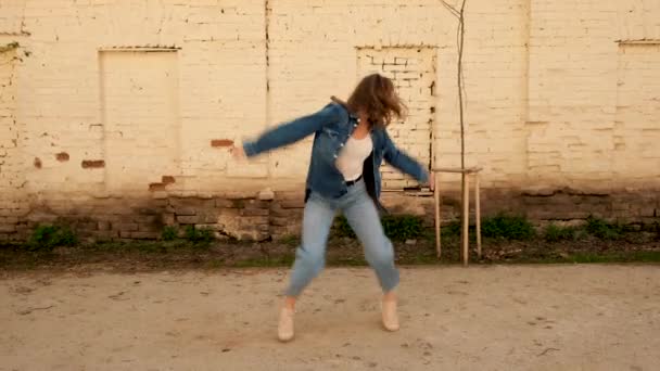 Frau tanzt in Schutzmaske — Stockvideo