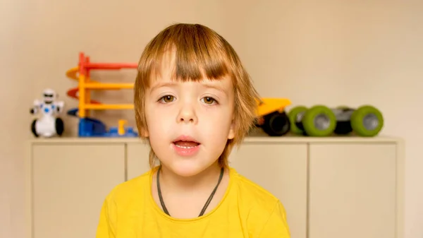 Förtjusande liten pojke berättar om sig själv i kameran — Stockfoto