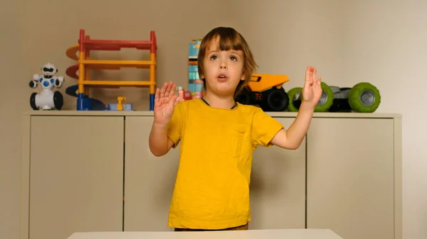 En förtjusande liten pojke berättar på film — Stockfoto