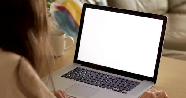 Обрізати жінку, використовуючи ноутбук вдома — стокове відео