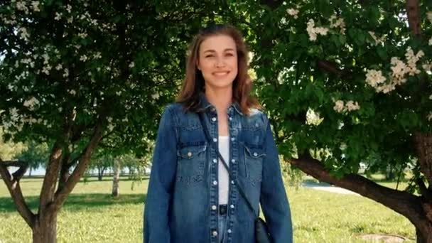 Femme souriante dans le parc d'été — Video