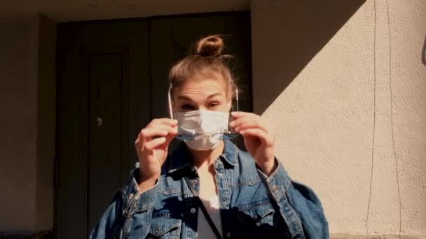 Jonge vrouw met gezichtsmasker op een bril — Stockvideo