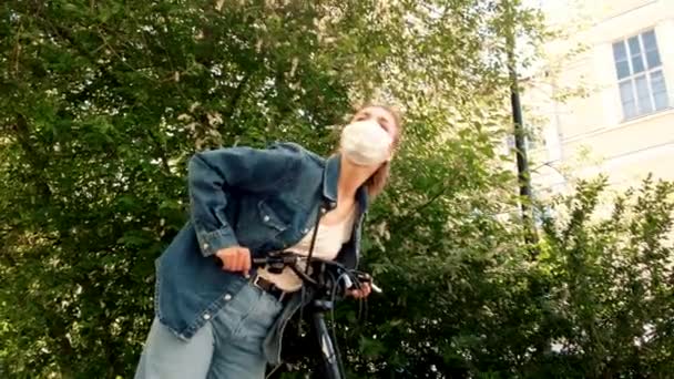 Femme en masque médical équitation scooter électrique en ville — Video