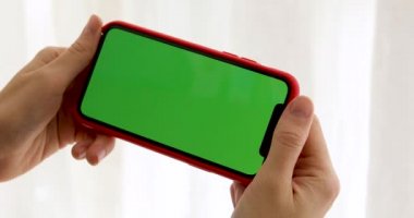 Yatay Peyzaj Kipinde Yeşil Model Akıllı Telefon