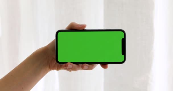 Zelený smyčcový smyčcový telefon v horizontálním režimu krajiny — Stock video