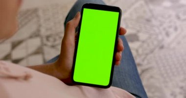 Kadın yeşil ekranlı akıllı telefondan fırlıyor.