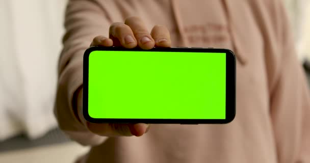 Mujer muestra smartphone con pantalla verde — Vídeos de Stock