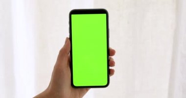 Kadın el ele tutuşması akıllı telefon yeşil ekran
