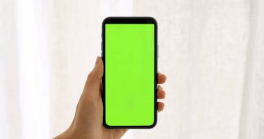 Kadın el ele tutuşması akıllı telefon yeşil ekran