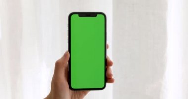 Kadın el ele tutuşması akıllı telefon yeşil ekran