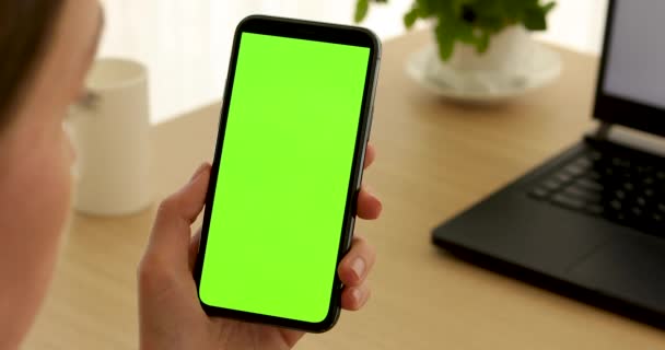 Mujer sostiene un teléfono con una pantalla verde — Vídeos de Stock