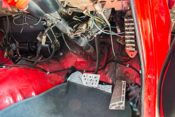 Reparação de carro velho na garagem — Fotografia de Stock