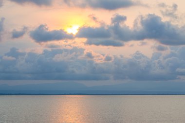 Denizin üzerindeki güzel gün batımının manzarası.