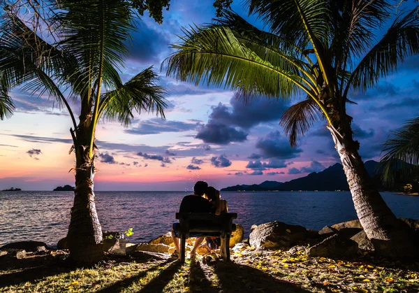 Casal silhueta abraçando e observando o sol ao pôr do sol na bea — Fotografia de Stock