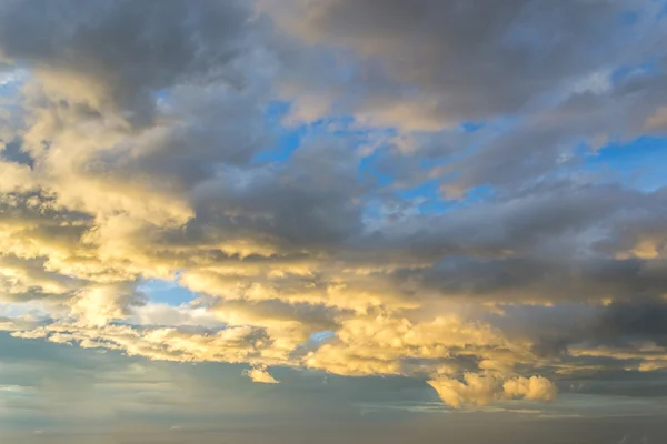 Céu azul e nuvens inchadas fundo — Fotografia de Stock