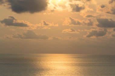 Denizin üzerindeki güzel gün batımının manzarası.