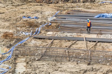 İnşaat İşçileri dökme için pompa beton için hazırlanıyorlar