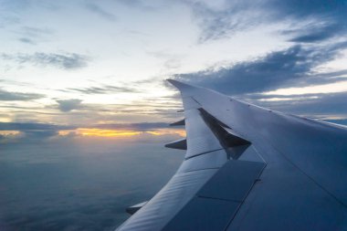 Uçağın kanadının günbatımı gökyüzü görünümü