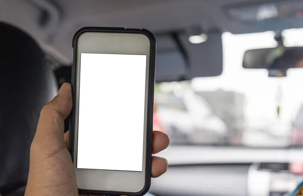 Люди сидять в машині і тримають сенсорний телефон з ізольованим — стокове фото