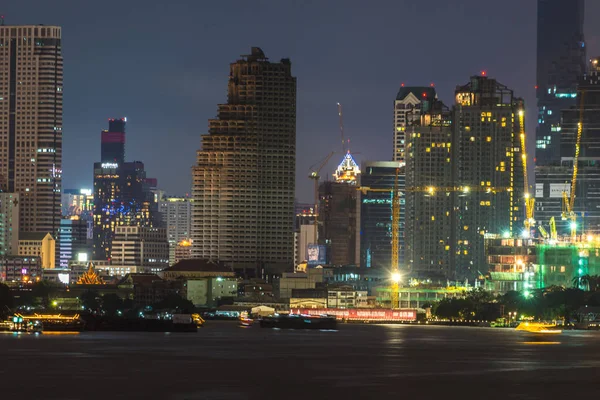 Una vista sobre la gran ciudad asiática de Bangkok, Tailandia en la noche — Foto de Stock