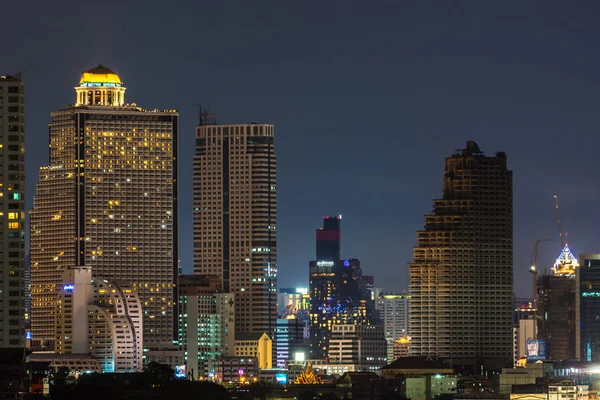 Uma vista sobre a grande cidade asiática de Bangkok, Tailândia em nighttim — Fotografia de Stock