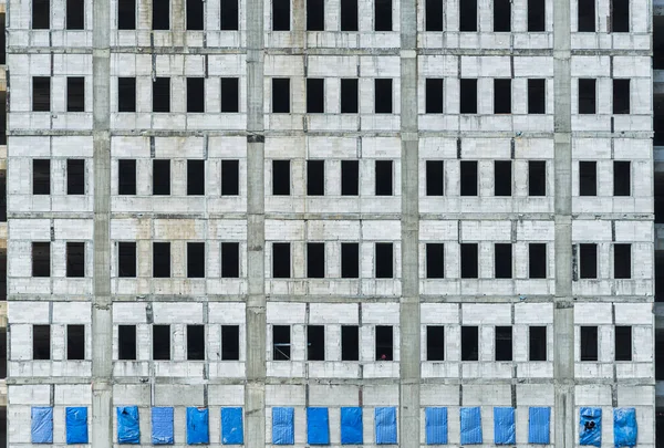 Façade frontale du bâtiment avec beaucoup de fenêtres, texture — Photo