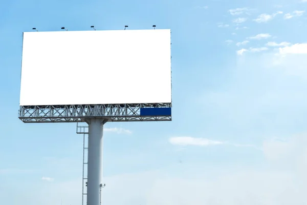 Пустой рекламный щит с голубым небом — стоковое фото