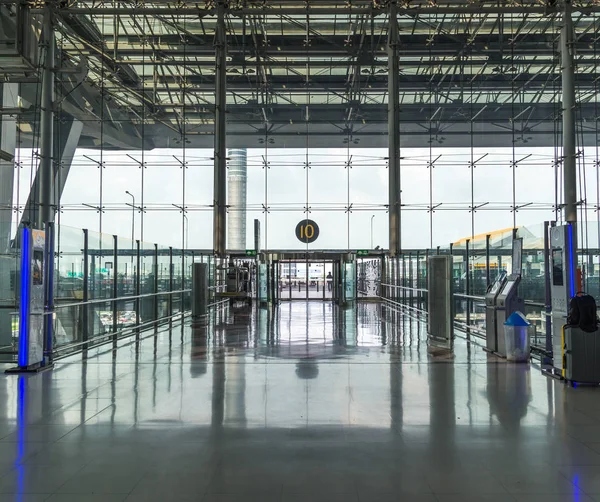 Modern airport belső üveg fal folyosó ablak és ajtó — Stock Fotó