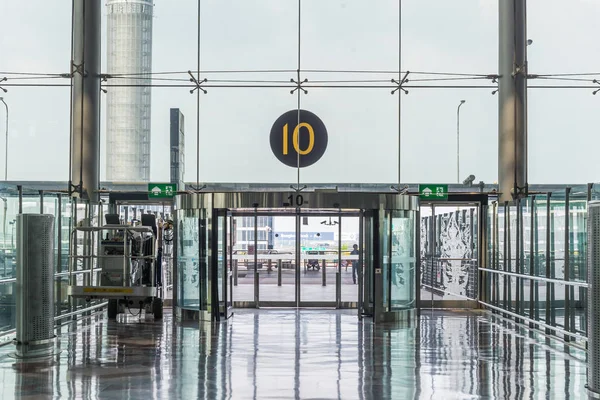 Modern airport belső üveg fal folyosó ablak és ajtó — Stock Fotó