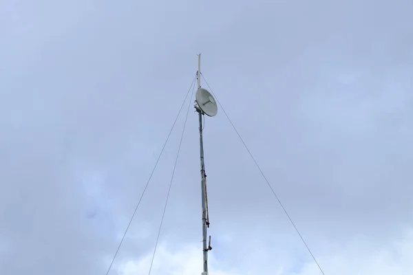 Communication signal on blue sky — Stock Photo, Image