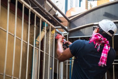 Bileme Makinası ile parlak kıvılcım eylem. İnşaat ve 