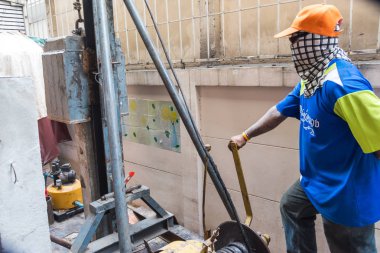 Mekanik piling küçük insanları kontrol