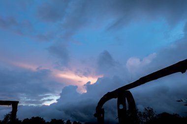 Mavi Gökyüzü ve Bulut Arkaplanı