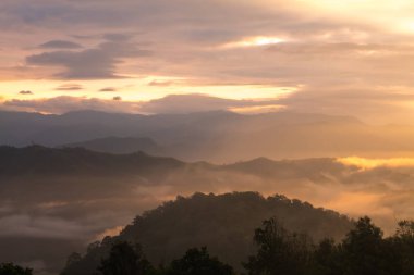 Mae, kontrast mountians ile Bulutların arasından parlayan güneş