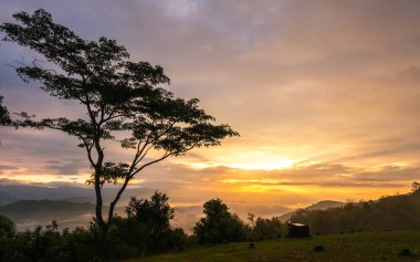 Mae, kontrast mountians ile Bulutların arasından parlayan güneş