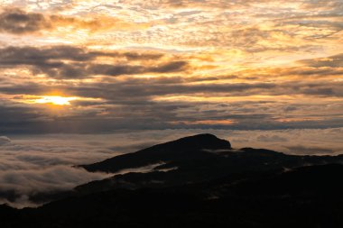 Sunrise DOI intanon milli park view point, chiang mai, Tayland