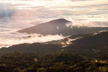 Sunrise DOI intanon milli park view point, chiang mai, Tayland