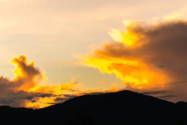 Silhueta tiro imagem de montanha e pôr-do-sol céu no fundo. — Fotografia de Stock