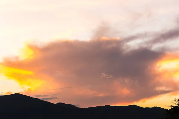 Silhueta tiro imagem de montanha e pôr-do-sol céu no fundo. — Fotografia de Stock