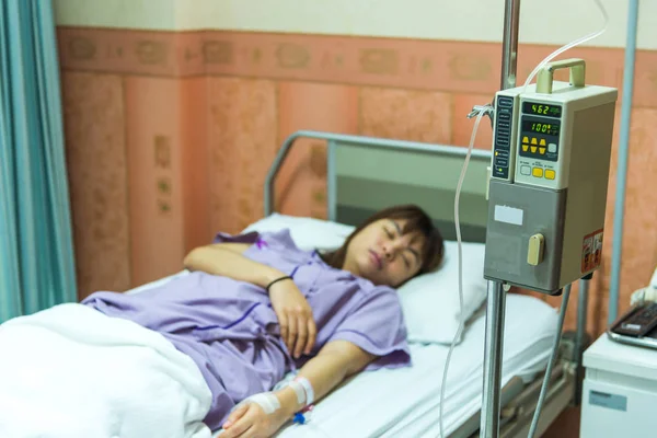 Mujer paciente durmiendo en cama de hospital — Foto de Stock